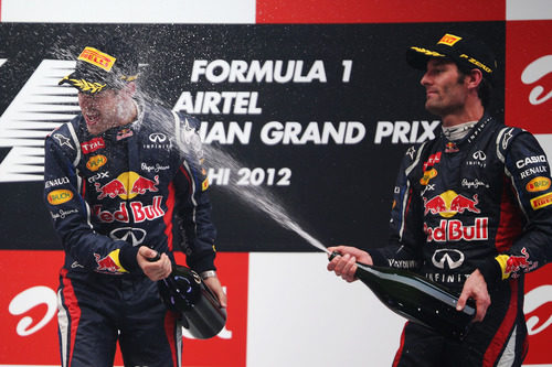 Mark Webber moja a Sebastian Vettel en el podio de India 2012