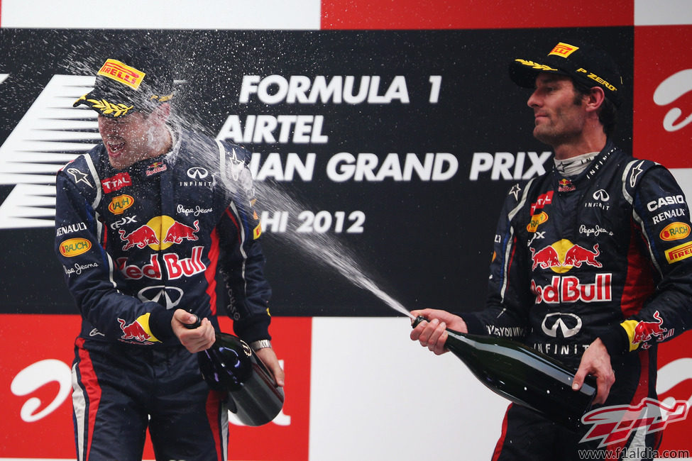 Mark Webber moja a Sebastian Vettel en el podio de India 2012