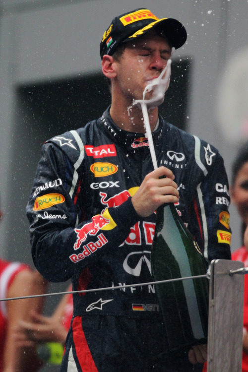 Sebastian Vettel se divierte con champán el podio