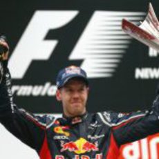 Sebastian Vettel con su trofeo el podio del GP de India 2012