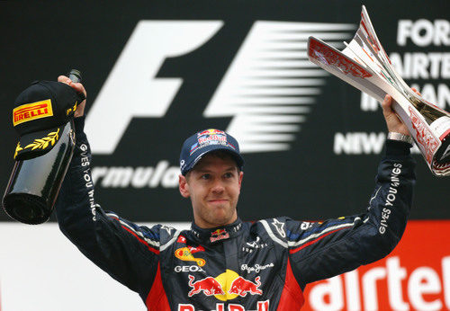 Sebastian Vettel con su trofeo el podio del GP de India 2012