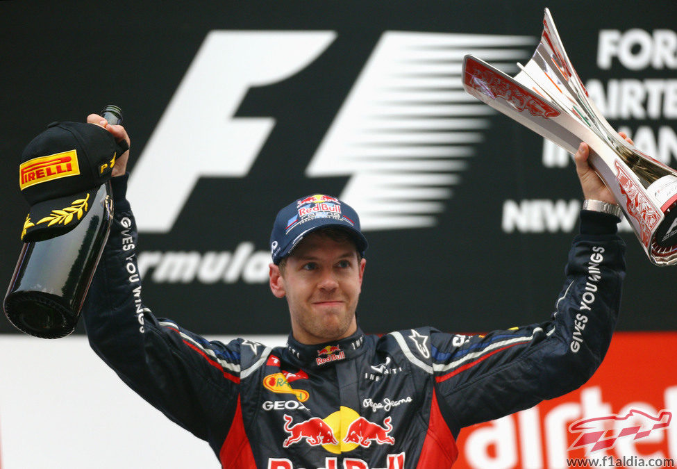 Sebastian Vettel con su trofeo el podio del GP de India 2012