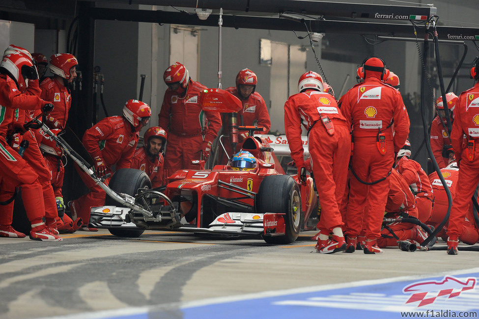 Fernando Alonso realiza su parada en India