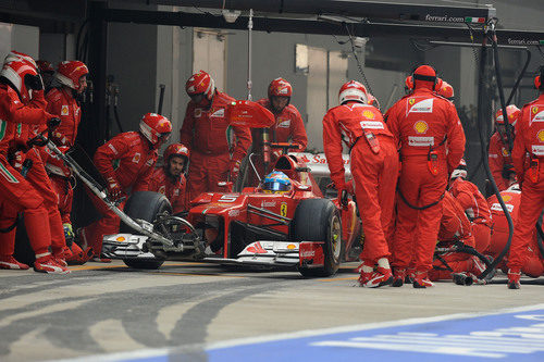 Fernando Alonso realiza su parada en India