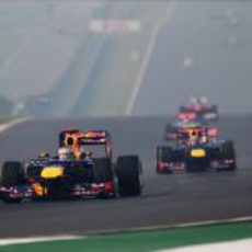 Los Red Bull dominan las primeras vueltas en India