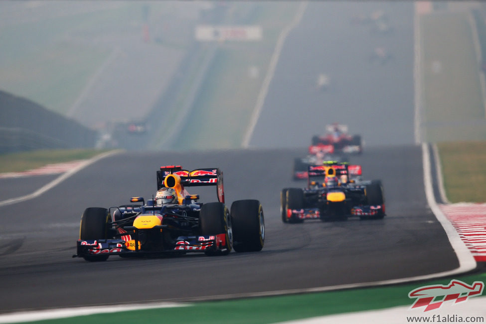 Los Red Bull dominan las primeras vueltas en India