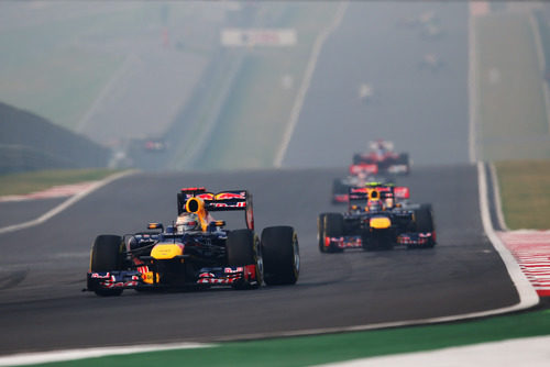 Los Red Bull dominan las primeras vueltas en India