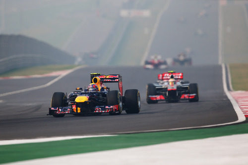 Mark Webber rueda por delante de Lewis Hamilton