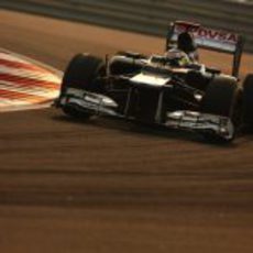 Pastor Maldonado tuvo un pinchazo al comienzo del GP de India 2012