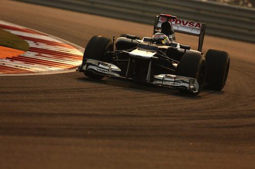 Pastor Maldonado tuvo un pinchazo al comienzo del GP de India 2012