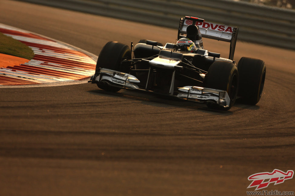 Pastor Maldonado tuvo un pinchazo al comienzo del GP de India 2012