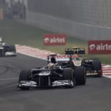 Pastor Maldonado trata de mantener a raya a Grosjean