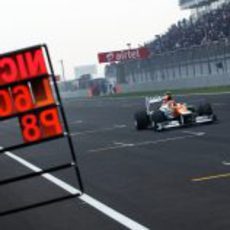 Nico Hülkenberg completa otra vuelta en el GP de India 2012