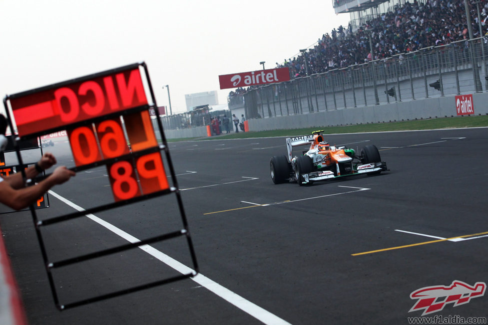 Nico Hülkenberg completa otra vuelta en el GP de India 2012