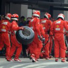 Los mecánicos de Ferrari se preparan para una parada