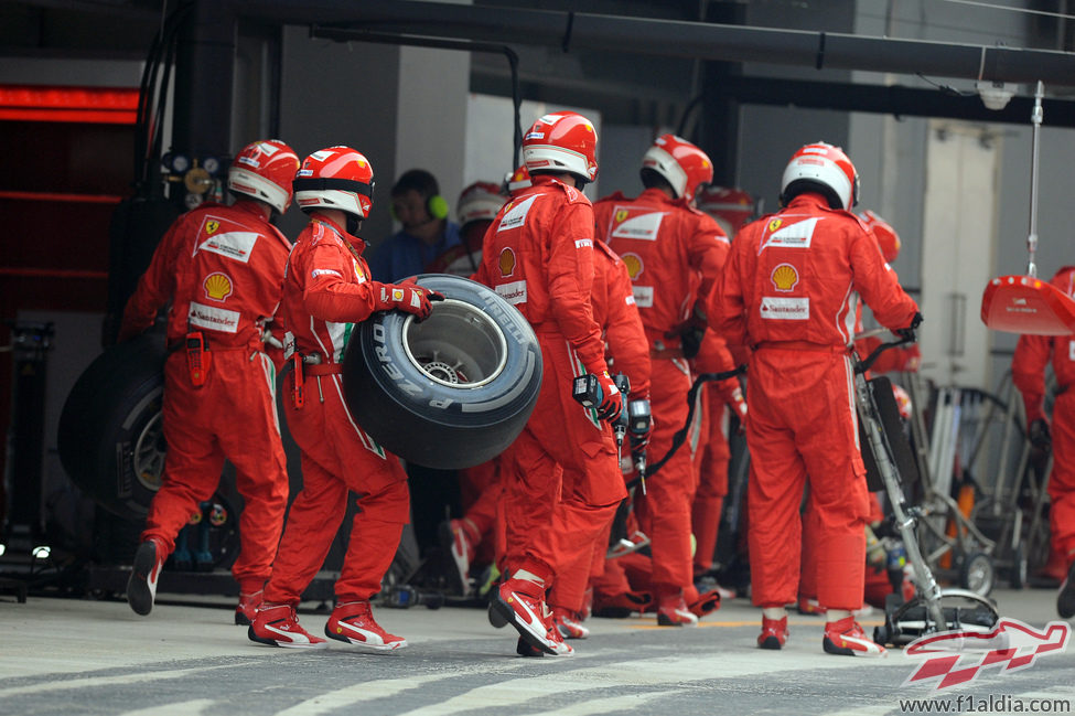 Los mecánicos de Ferrari se preparan para una parada