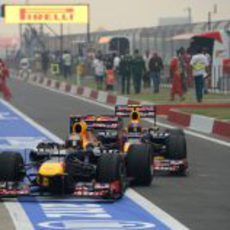 Mark Webber, pegado a Sebastian Vettel