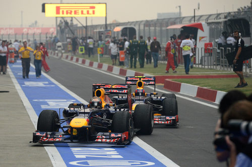 Mark Webber, pegado a Sebastian Vettel