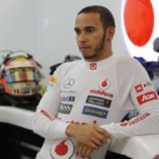 Lewis Hamilton se relaja en el box de McLaren