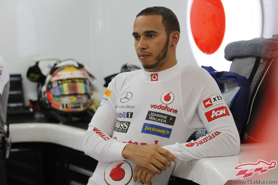 Lewis Hamilton se relaja en el box de McLaren