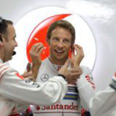 Jenson Button charla con sus ingenieros en el box