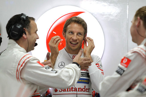 Jenson Button charla con sus ingenieros en el box