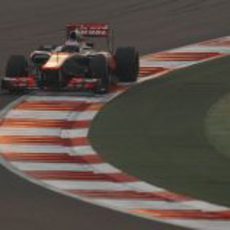 Jenson Button bajo el atardecer de India durante la carrera