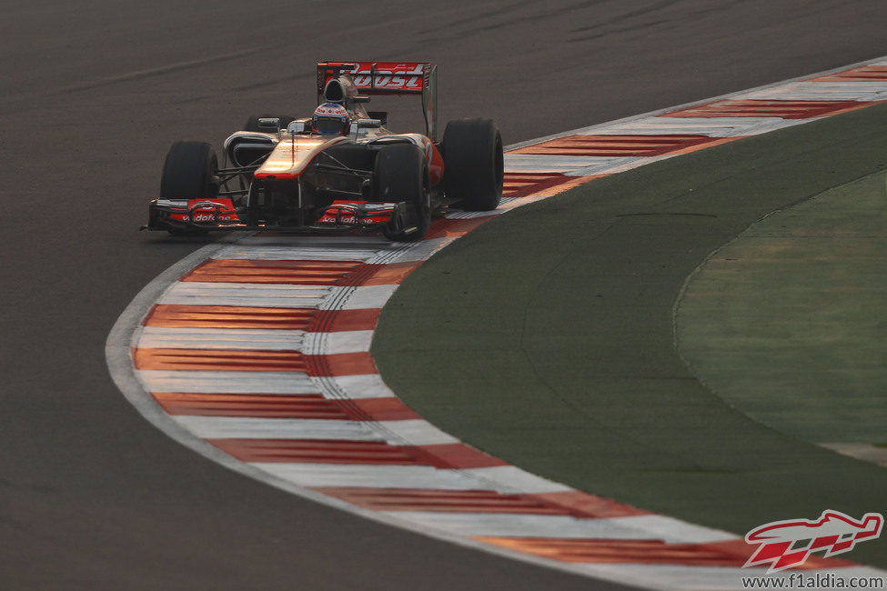 Jenson Button bajo el atardecer de India durante la carrera