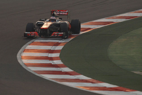 Jenson Button bajo el atardecer de India durante la carrera