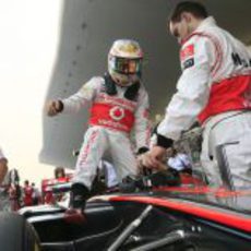 Lewis Hamilton se sube a su McLaren en la parrilla de India