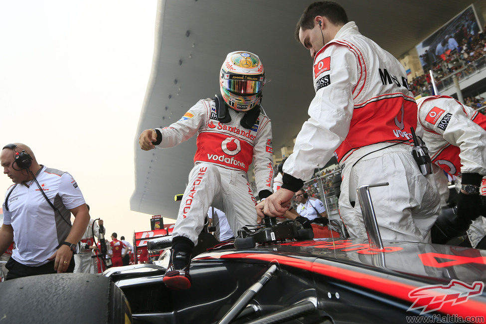 Lewis Hamilton se sube a su McLaren en la parrilla de India
