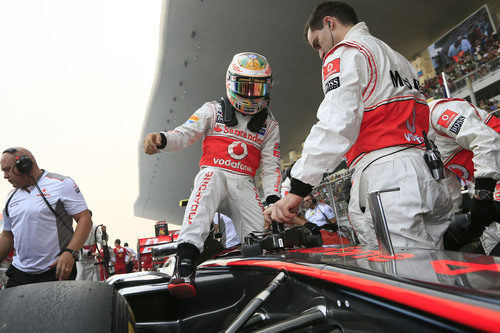 Lewis Hamilton se sube a su McLaren en la parrilla de India