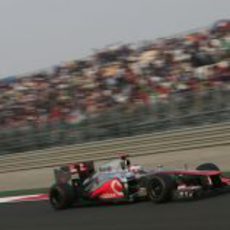Jenson Button pasa a toda velocidad por una de las rectas de Buddh
