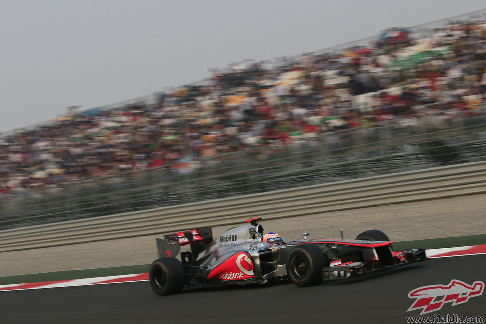 Jenson Button pasa a toda velocidad por una de las rectas de Buddh