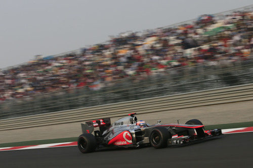 Jenson Button pasa a toda velocidad por una de las rectas de Buddh