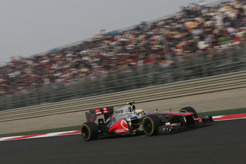 Lewis Hamilton con McLaren en las rectas de Buddh