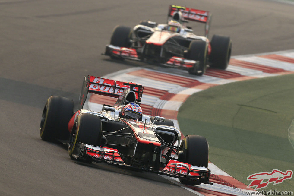Jenson Button por delante de Lewis Hamilton en la carrera