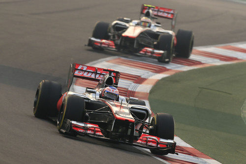 Jenson Button por delante de Lewis Hamilton en la carrera