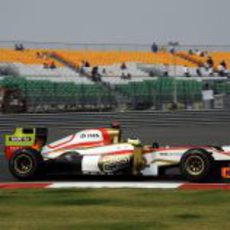 Pedro de la Rosa pasa junto a una de las gradas del Buddh International Circuit