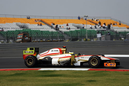 Pedro de la Rosa pasa junto a una de las gradas del Buddh International Circuit