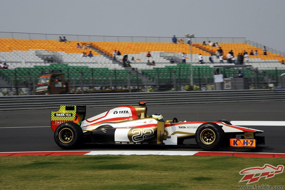 Pedro de la Rosa pasa junto a una de las gradas del Buddh International Circuit