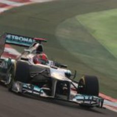 Michael Schumacher pilota su Mercedes en la carrera de India