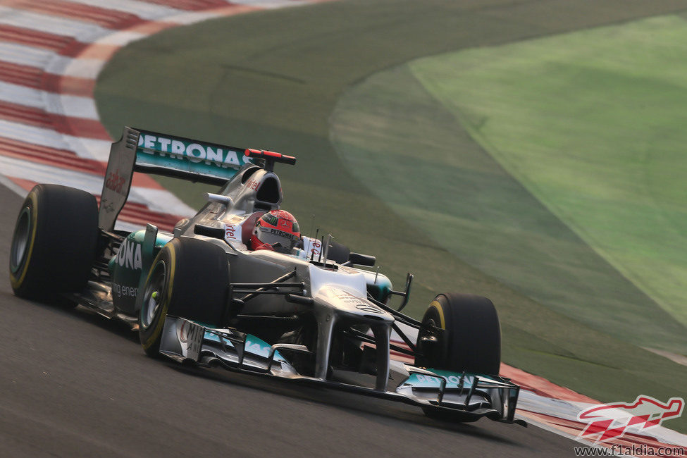Michael Schumacher pilota su Mercedes en la carrera de India