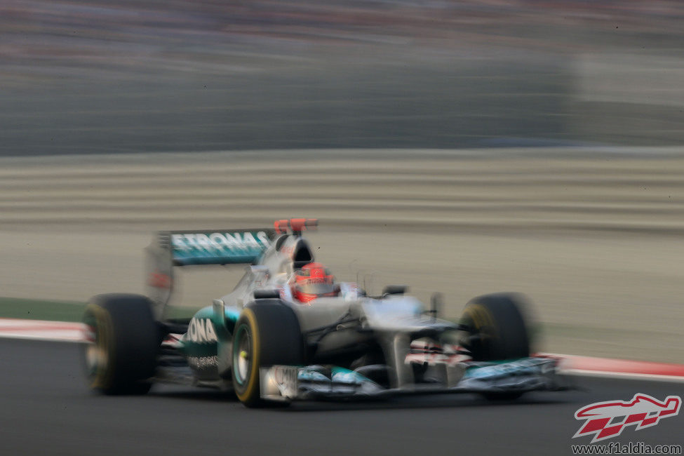 Michael Schumacher a toda velocidad en las rectas de India