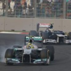 Nico Rosberg bloquea sus ruedas al defenderse de Bruno Senna