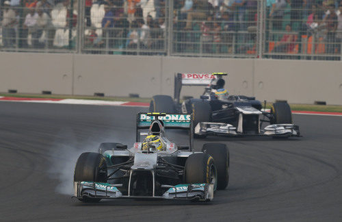 Nico Rosberg bloquea sus ruedas al defenderse de Bruno Senna