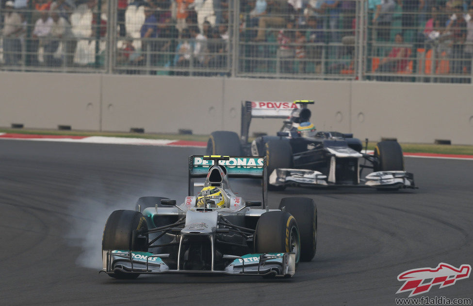 Nico Rosberg bloquea sus ruedas al defenderse de Bruno Senna