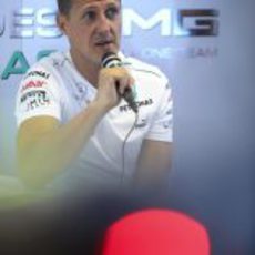 Michael Schumacher habla con los medios a su llegada a India