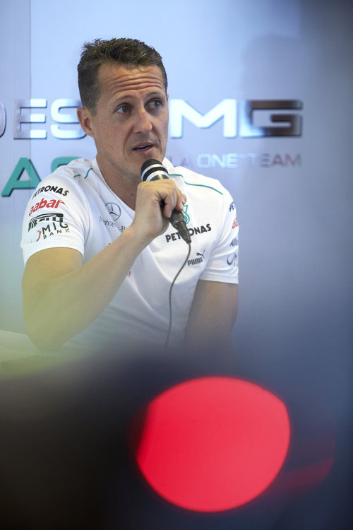 Michael Schumacher habla con los medios a su llegada a India