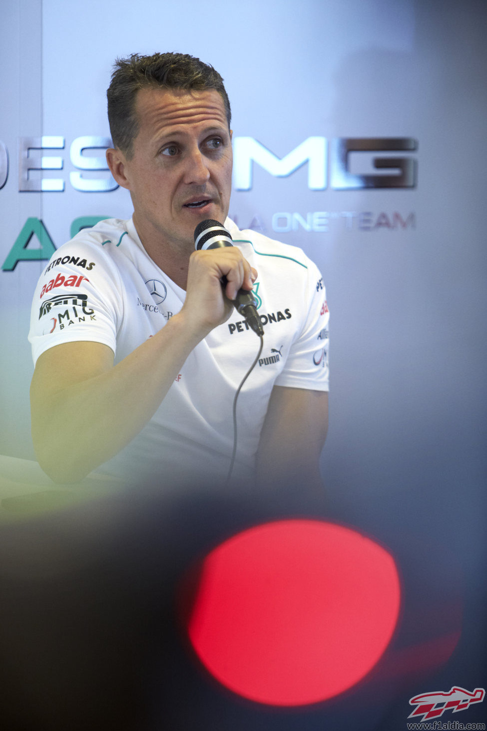 Michael Schumacher habla con los medios a su llegada a India